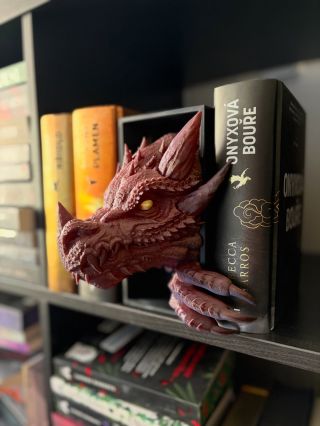 Už v neděli končí akce na tohoto prémiového Guardiana. Tak mrkni na web NERDYS.cz #knihy #knihomol #knihovna #ctvrtekridlo...